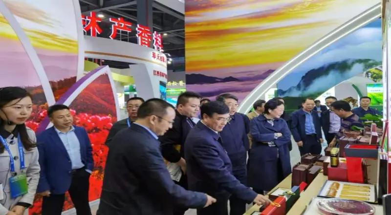 Kansallisen metsä- ja niittyhallinnon ja Jiangxin maakunnan metsätoimiston johtajat tarkastavat osastomme Provincial Forestry Expossa